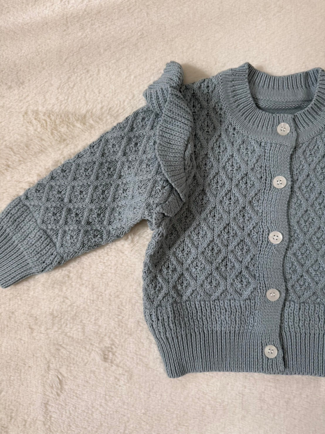 ベビーニットカーディガン フリル付きダイヤ柄編み・長袖・女の子向け（2色展開）