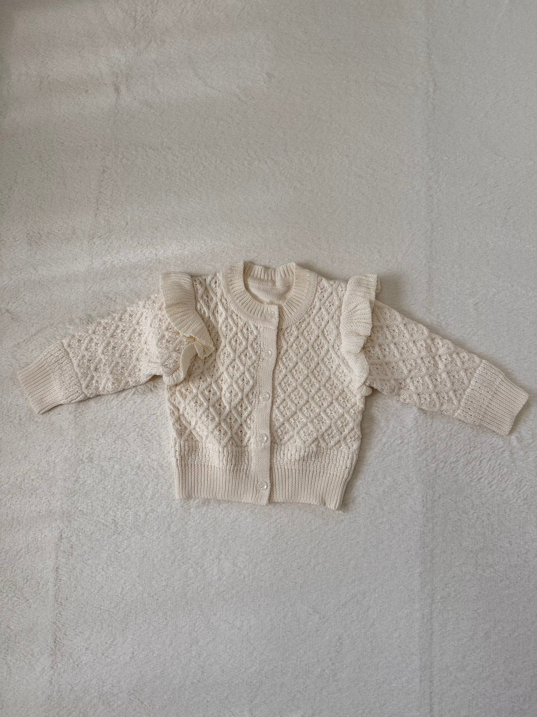 ベビーニットカーディガン フリル付きダイヤ柄編み・長袖・女の子向け（2色展開）