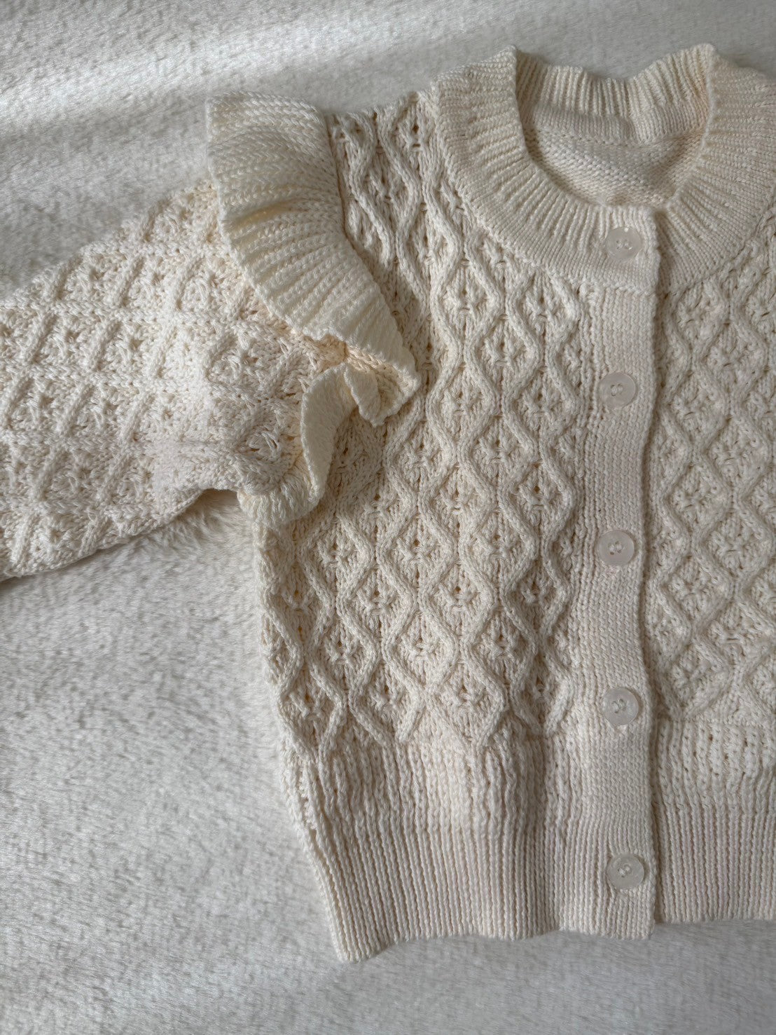 ベビーニットカーディガン フリル付きダイヤ柄編み・長袖・女の子向け（2色展開）