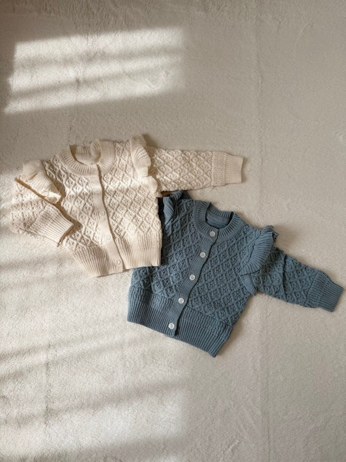 ベビーニットカーディガン フリル付きダイヤ柄編み・長袖・女の子向け（2色展開）