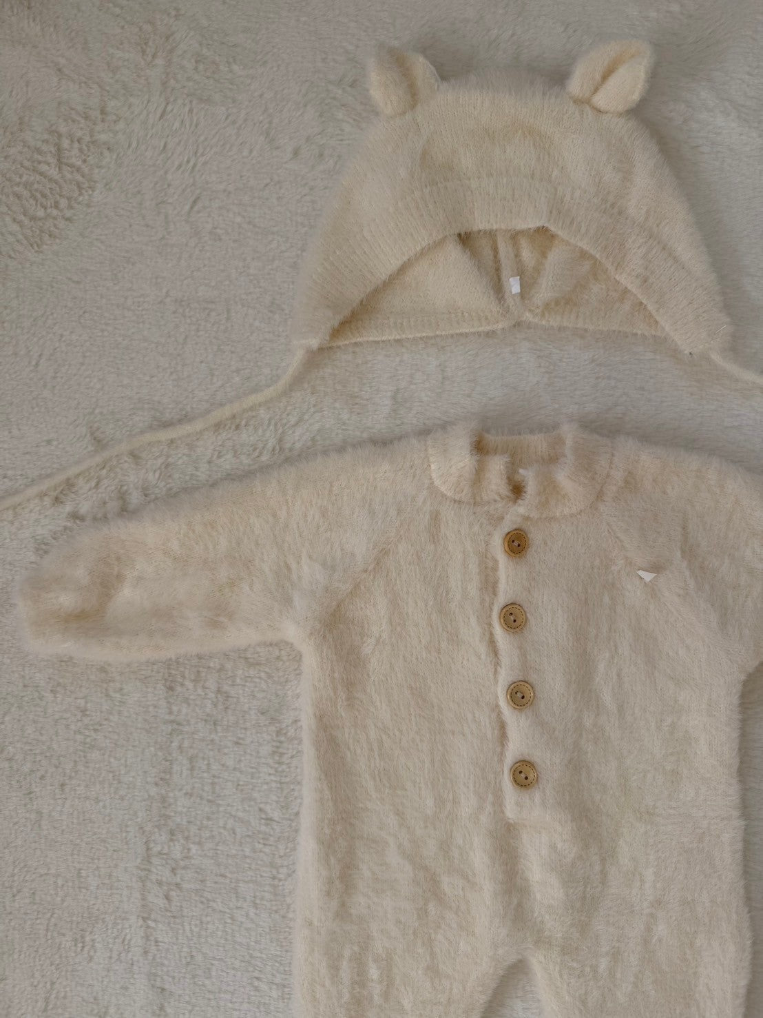 くま耳帽子付きふわふわロンパース