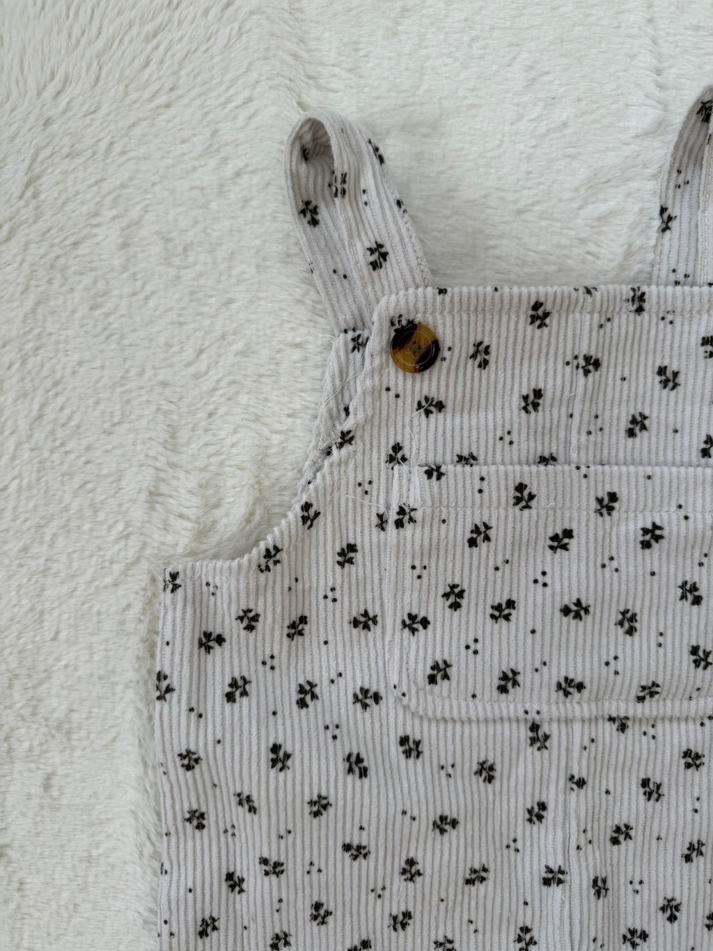 くすみカラーのベビーコーデュロイサロペット