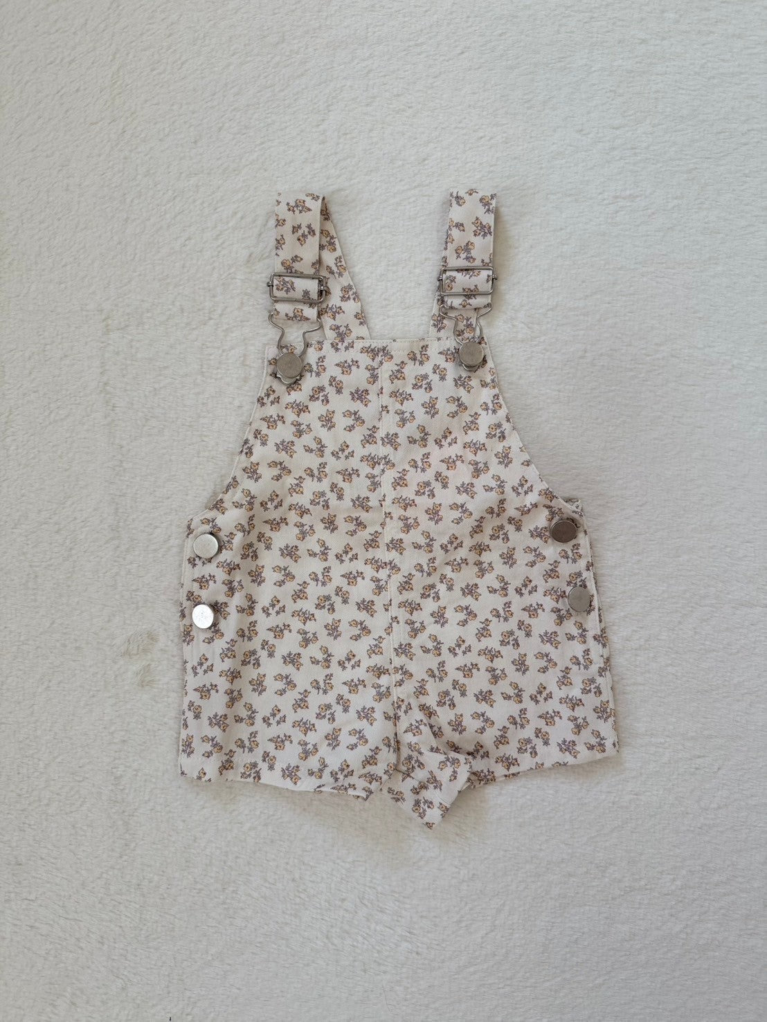 お花柄ショートサロペット × フリルカラートップス