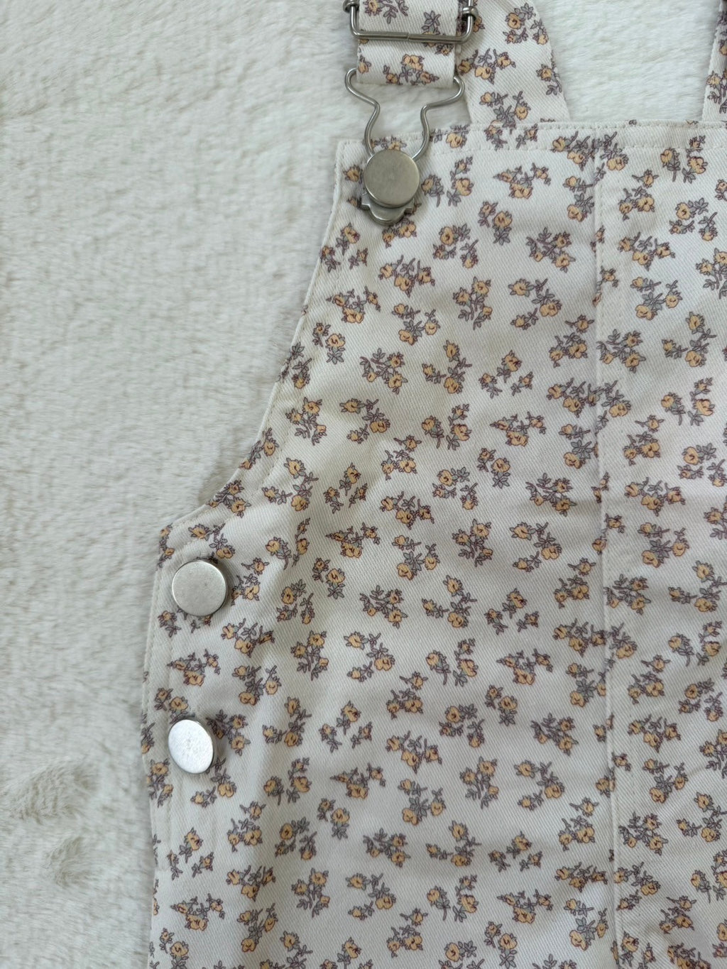 お花柄ショートサロペット × フリルカラートップス 056