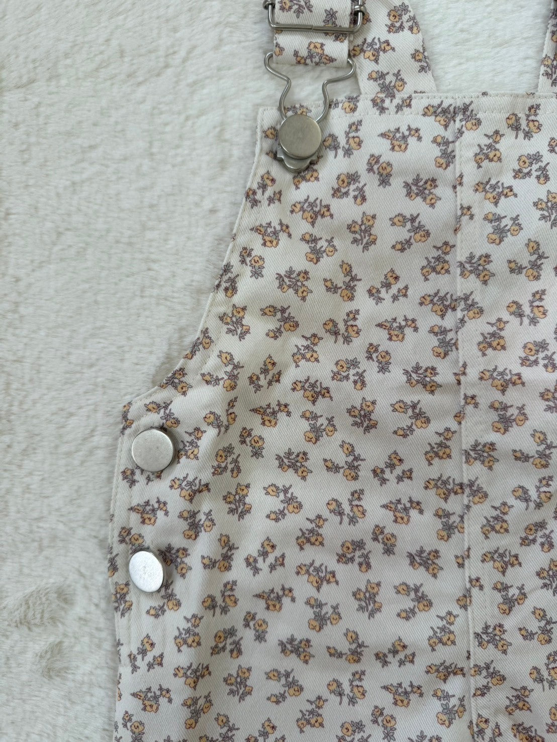お花柄ショートサロペット × フリルカラートップス