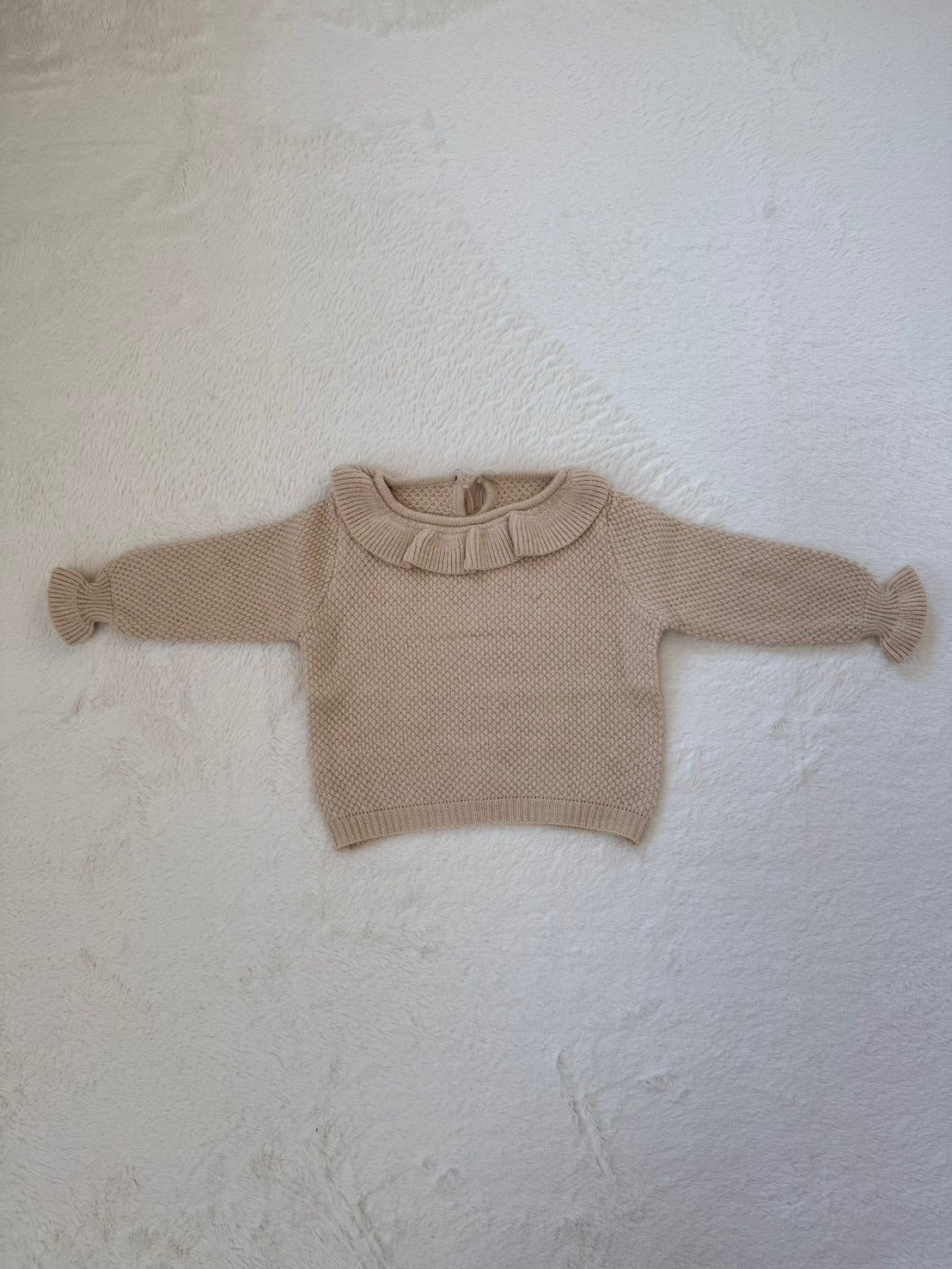 フリル襟のナチュラルニットトップス