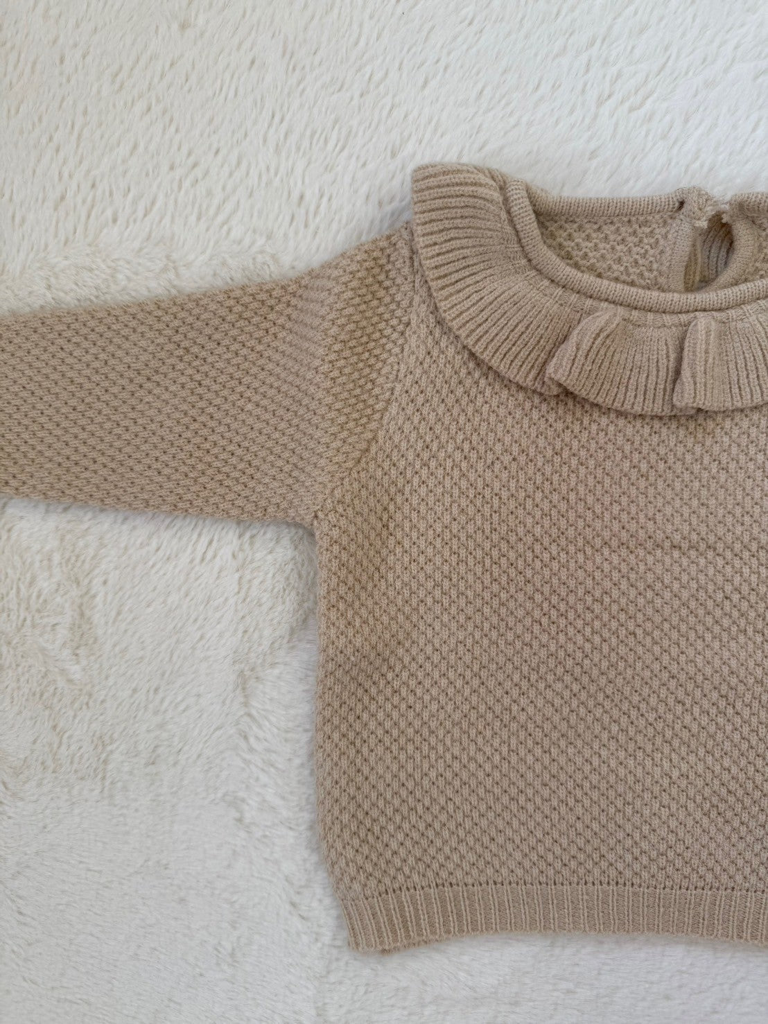 フリル襟のナチュラルニットトップス