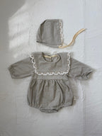 レースセーラー襟付きワンピース風ロンパース＆ボンネット