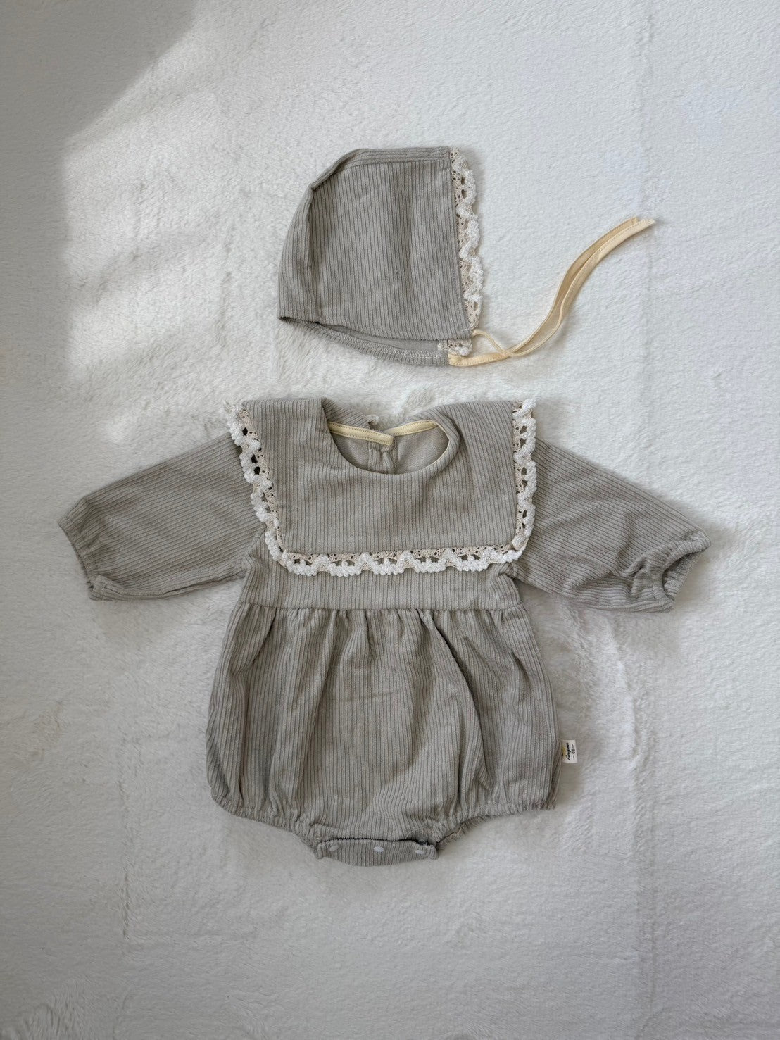 レースセーラー襟付きワンピース風ロンパース＆ボンネット