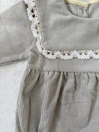 レースセーラー襟付きワンピース風ロンパース＆ボンネット