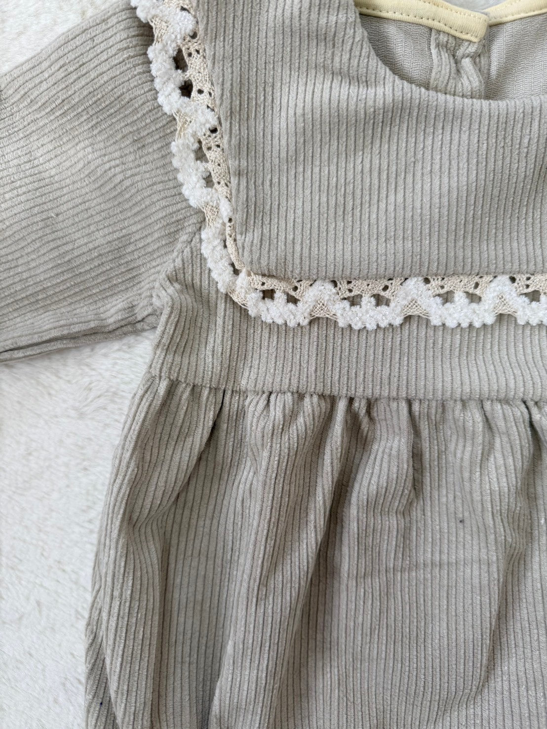 レースセーラー襟付きワンピース風ロンパース＆ボンネット