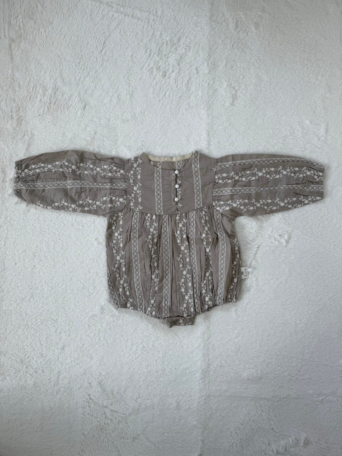 レトロ刺繍とパールのクラシカルロンパース