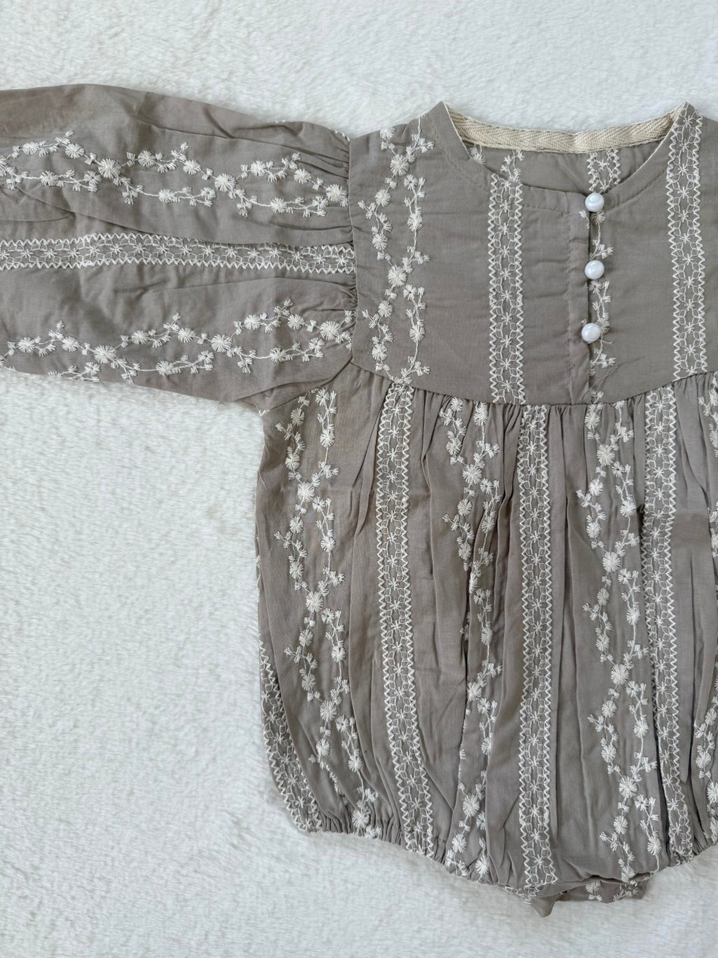 レトロ刺繍とパールのクラシカルロンパース 094