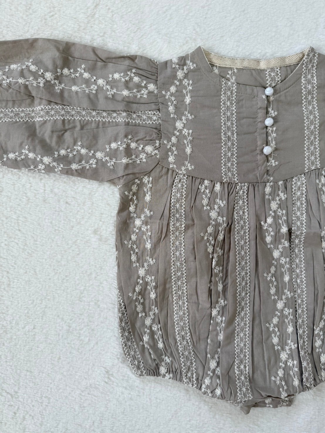 レトロ刺繍とパールのクラシカルロンパース