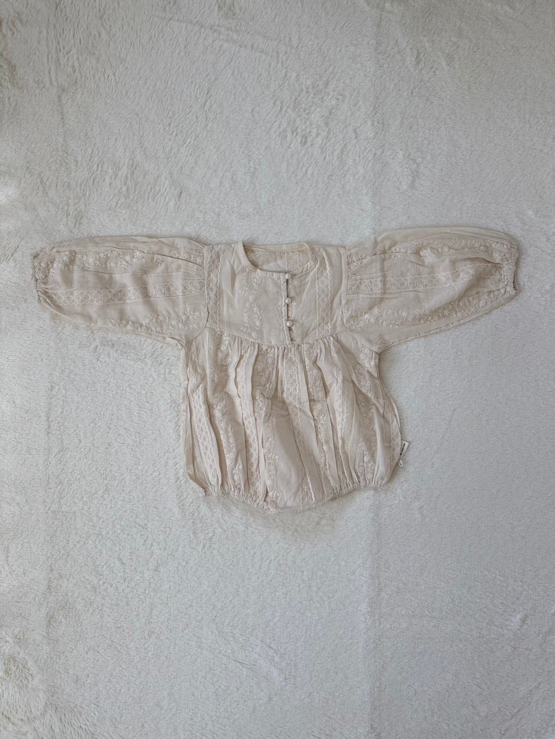 レトロ刺繍とパールのクラシカルロンパース