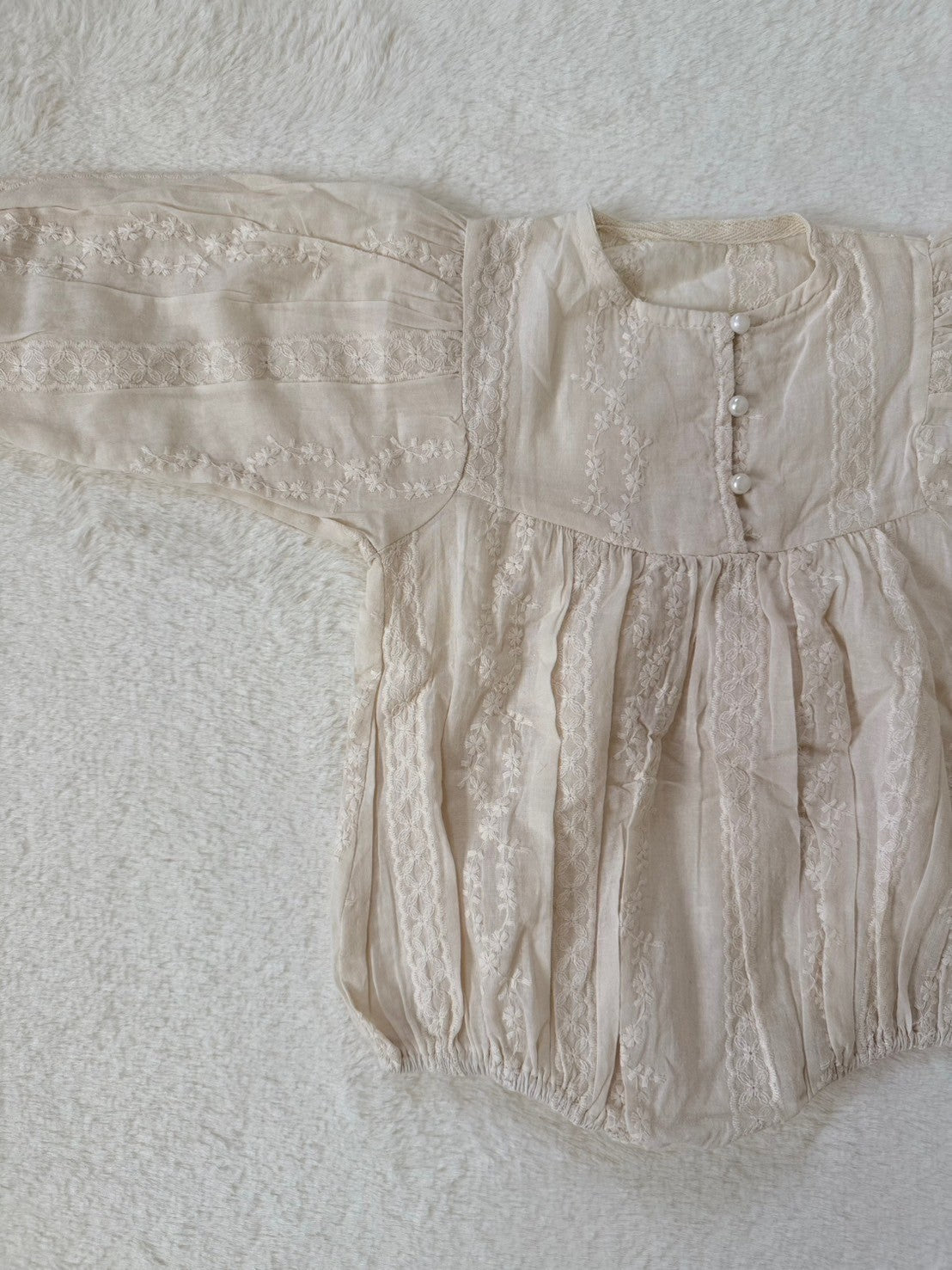 レトロ刺繍とパールのクラシカルロンパース