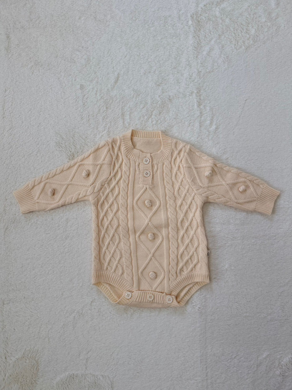 ケーブル編みニットロンパース