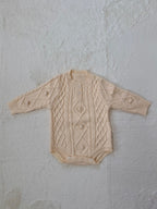 ケーブル編みニットロンパース