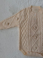 ケーブル編みニットロンパース